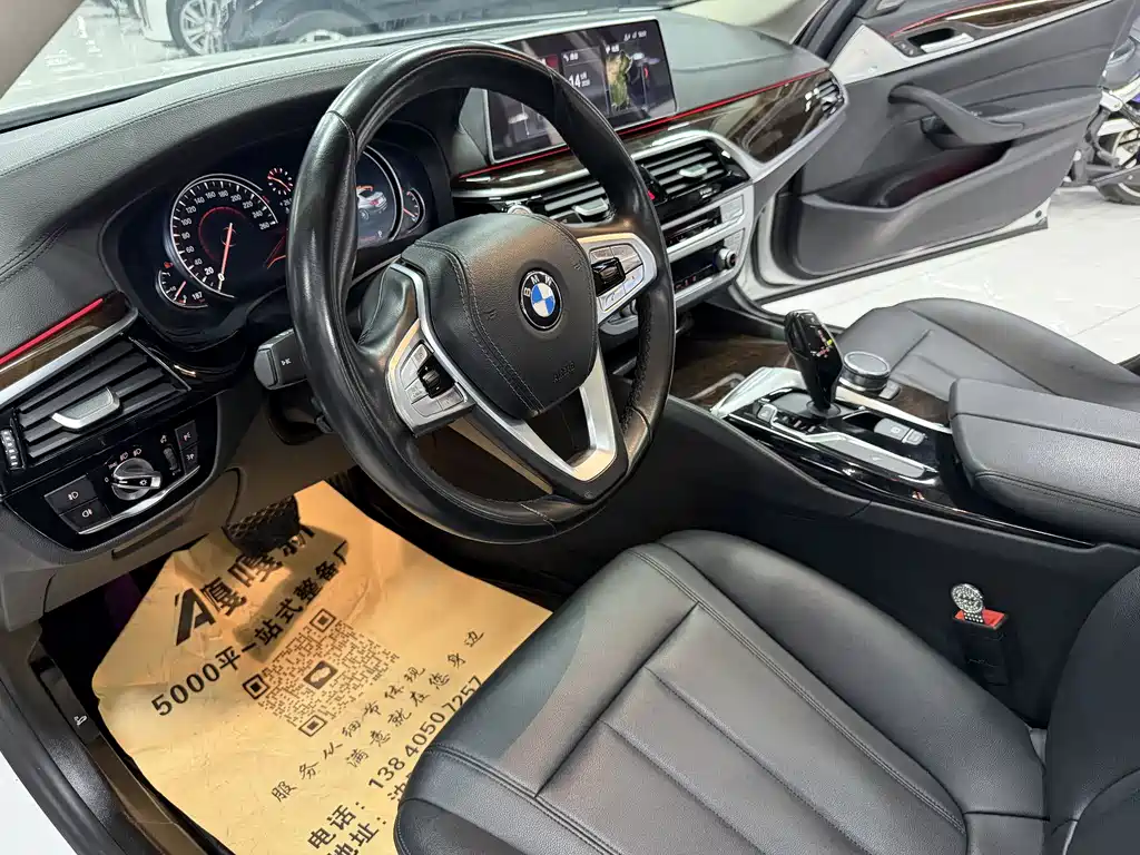 BMW 5 Series 2018 — фото 10