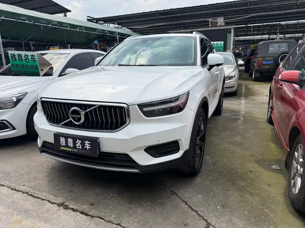 Volvo XC40 2021 — фото 1
