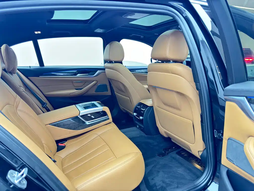 BMW 5 Series 2018 — фото 12