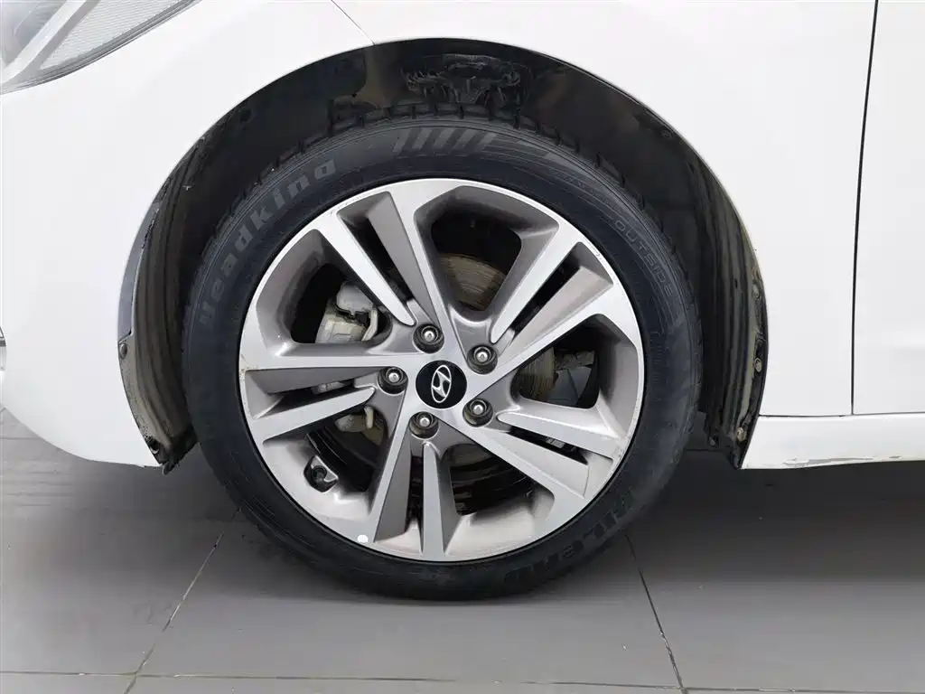 Hyundai Elantra 2017 — фото 17