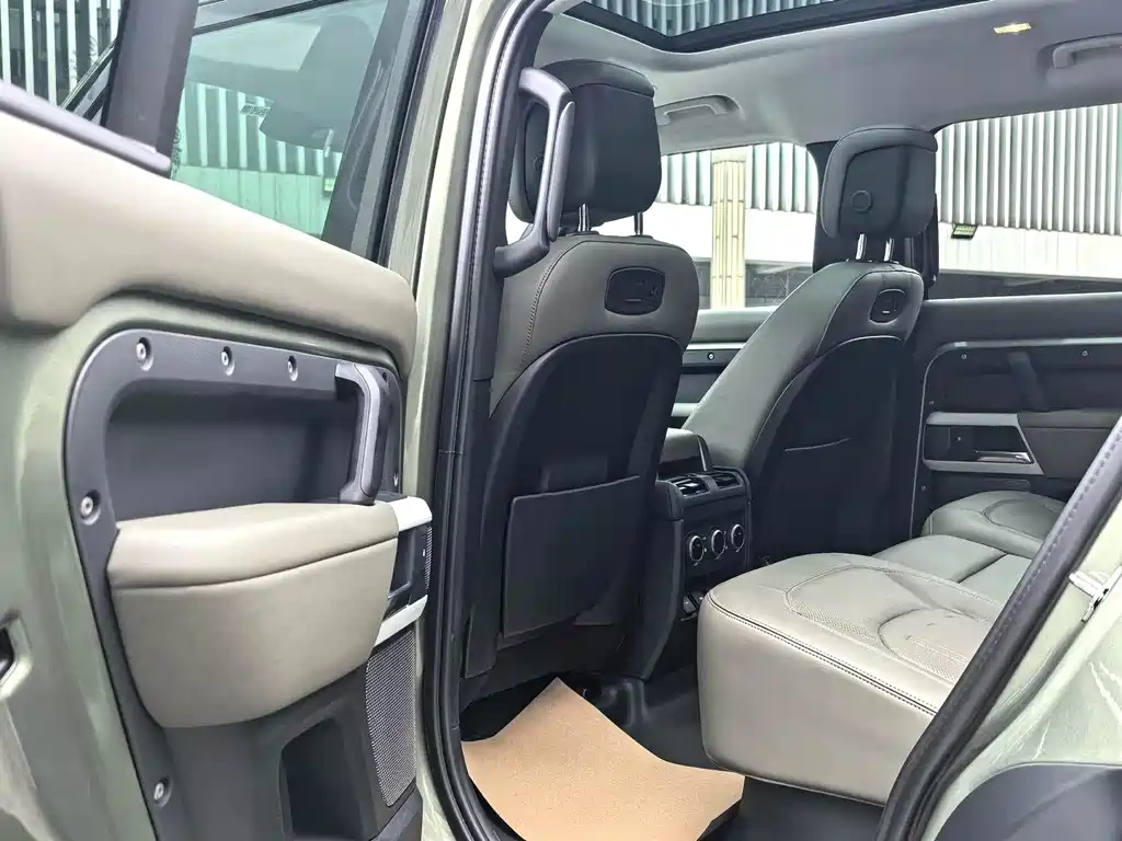 Land Rover Defender 2021 — фото 14