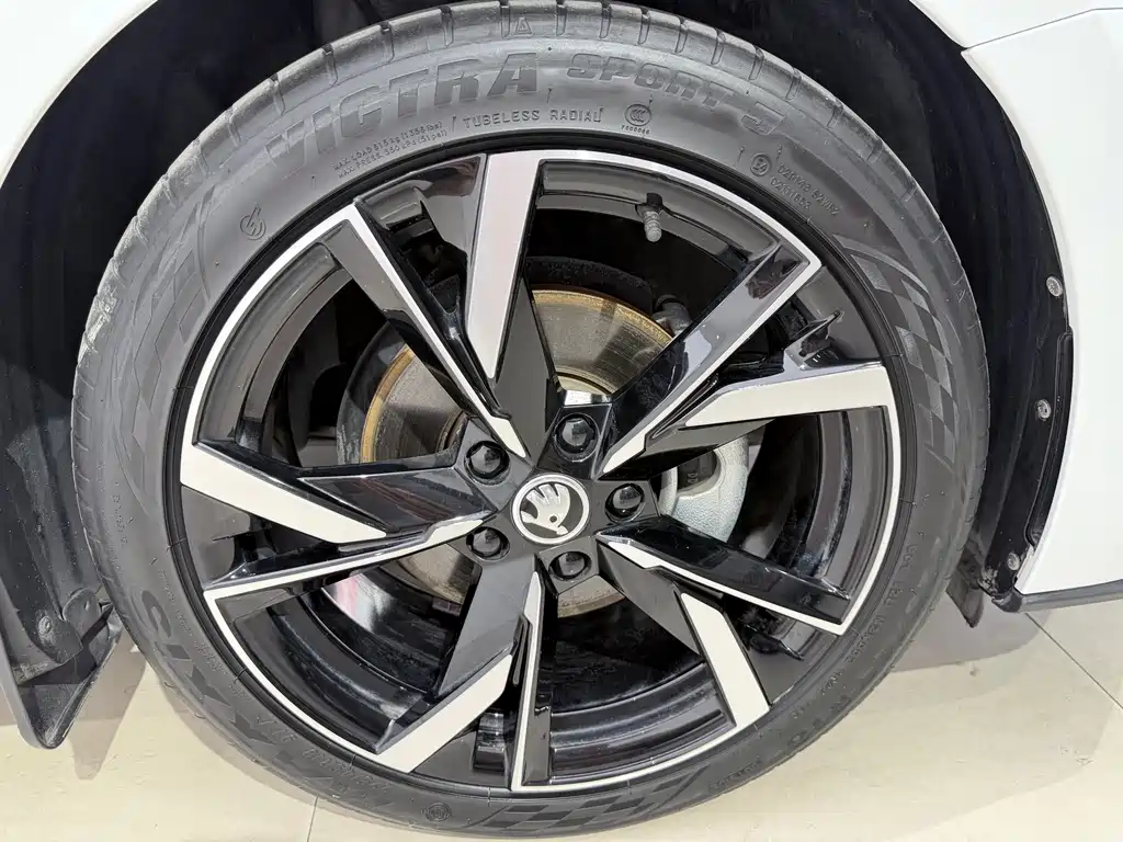 Skoda Octavia 2023 — фото 16