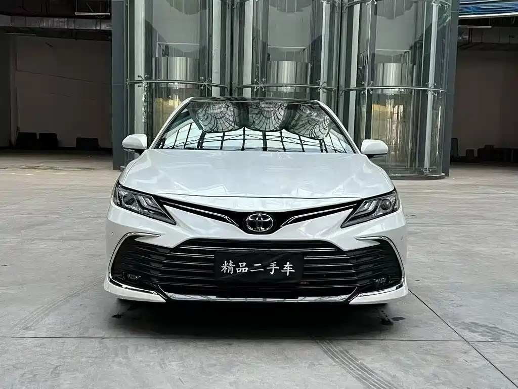 Toyota Camry 2022 — фото 2