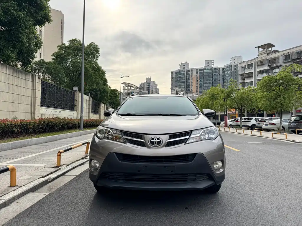 Toyota RAV4 2016 — фото 2
