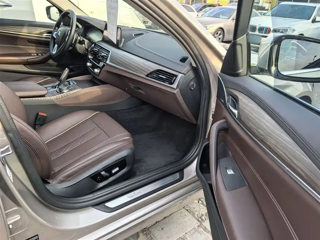 BMW 5 Series 2019 — фото 12