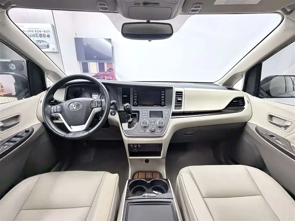 Toyota Sienna 2020 — фото 16