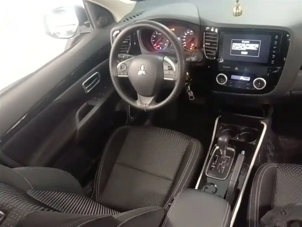 Mitsubishi Outlander 2021 — фото 17