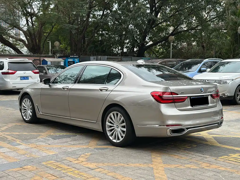 BMW 7 Series 2017 — фото 24
