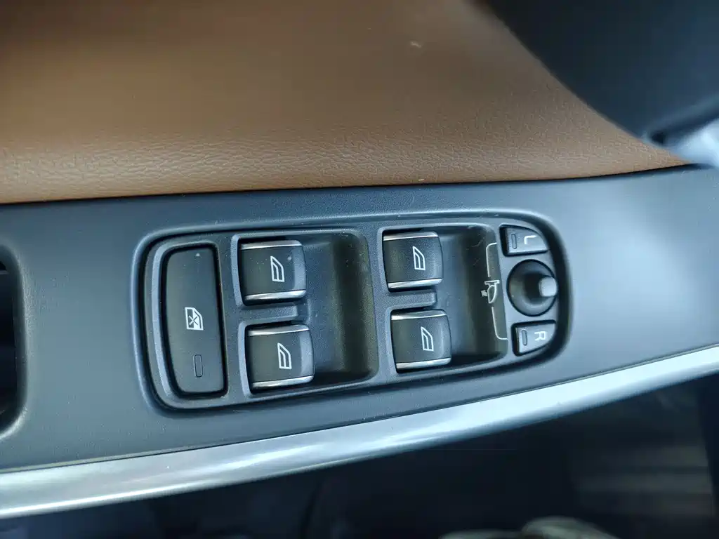 Volvo XC60 2017 — фото 17