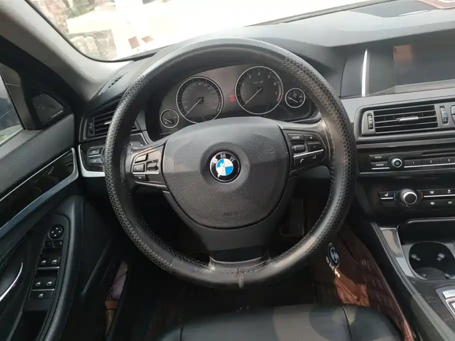 BMW 5 Series 2015 — фото 15