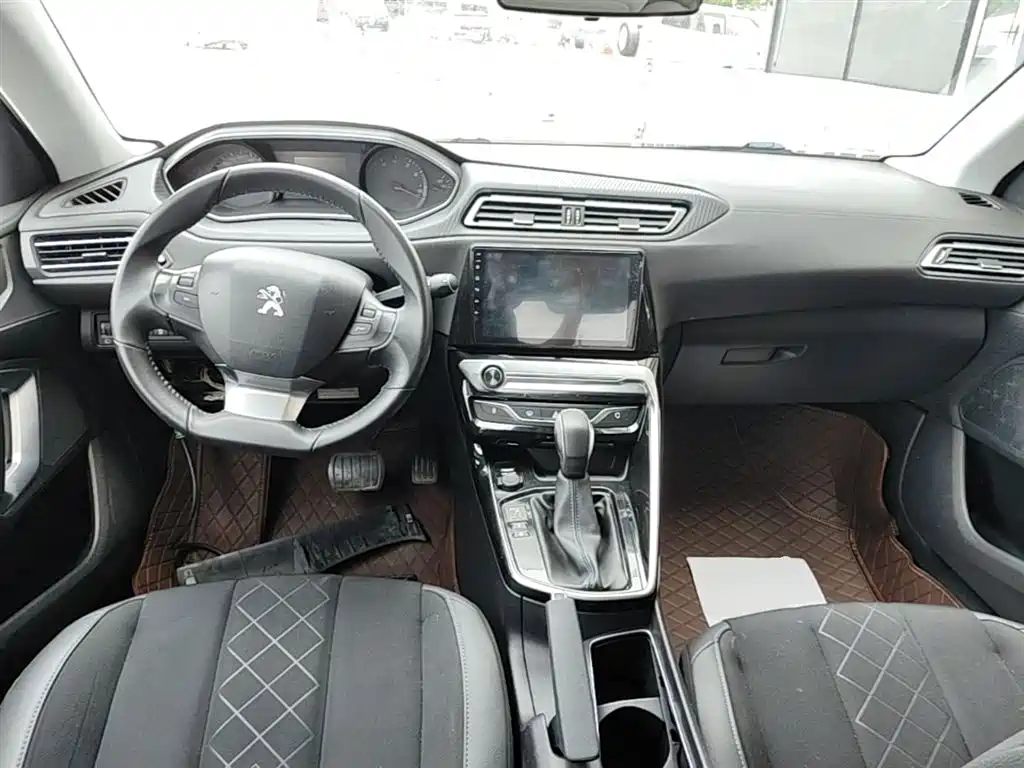 Peugeot 308 2017 — фото 10