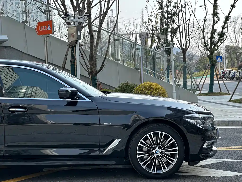 BMW 5 Series 2018 — фото 11