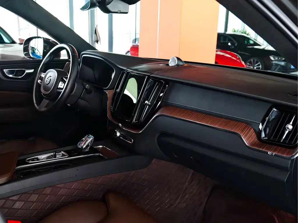 Volvo XC60 2022 — фото 14