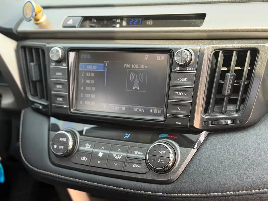 Toyota RAV4 2016 — фото 11