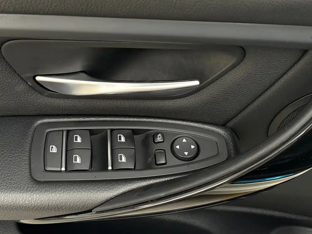 BMW 3 Series 2019 — фото 18