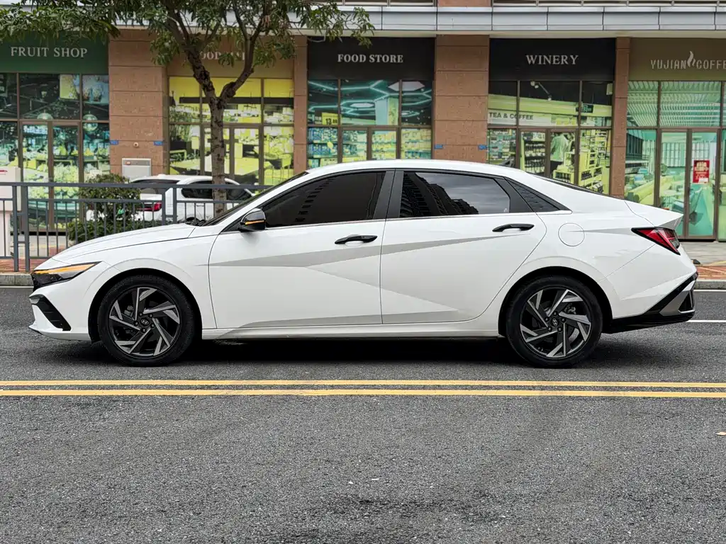 Hyundai Elantra 2023 — фото 14