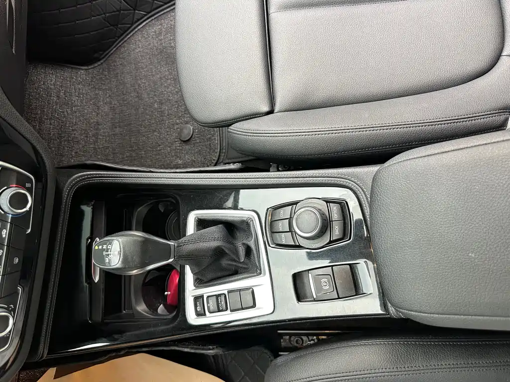 BMW 1 Series 2018 — фото 15