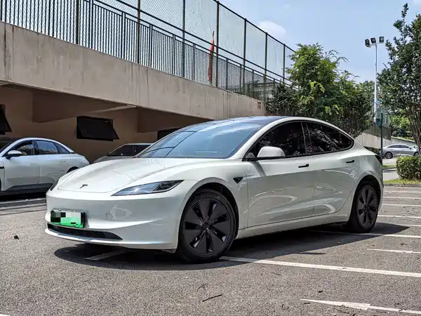 Tesla Model 3 2024