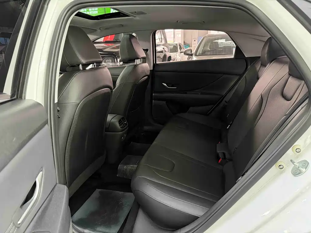 Hyundai Elantra 2023 — фото 15