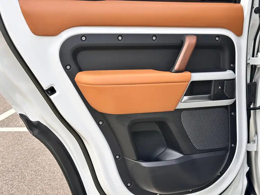 Land Rover Defender 2023 — фото 19