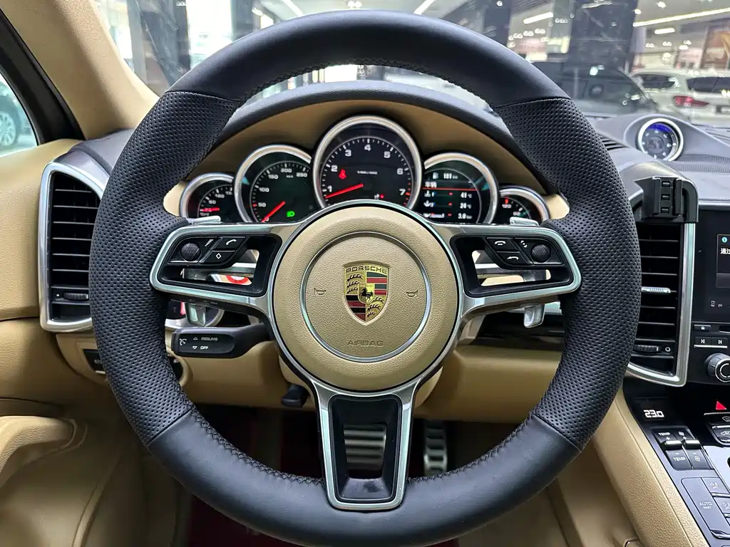 Porsche Cayenne 2017 — фото 10