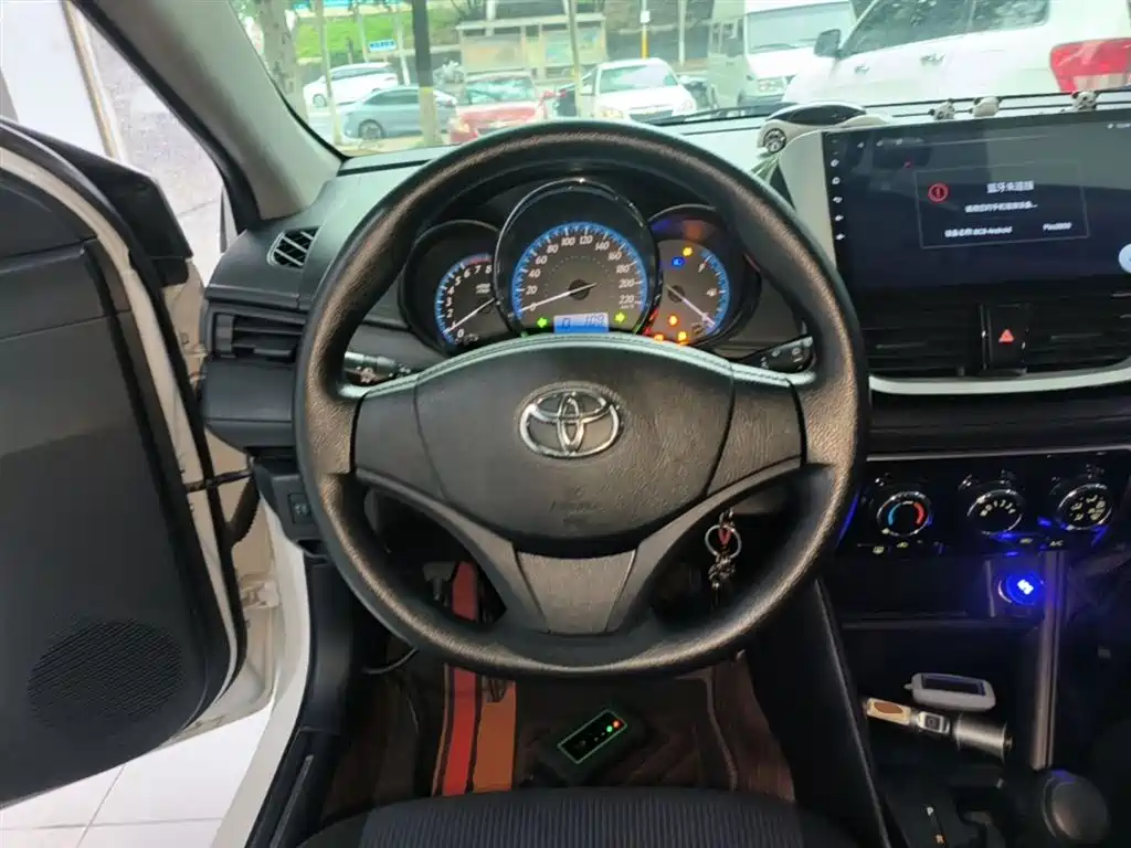 Toyota Yaris L 2017 — фото 11