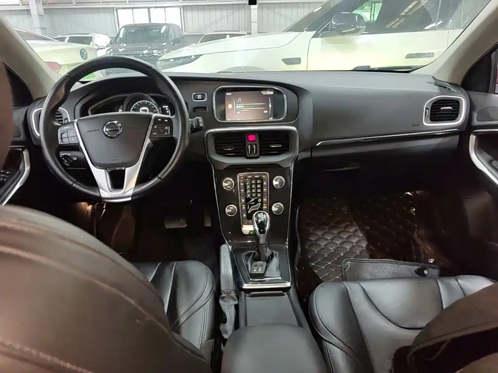 Volvo V40 2017 — фото 10