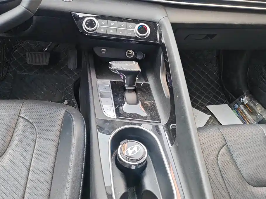 Hyundai Elantra 2023 — фото 16