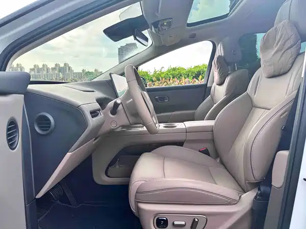Li Auto i8 2025