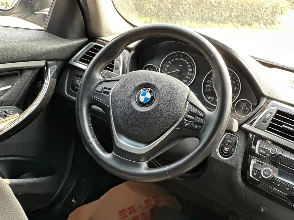 BMW 3 Series 2018 — фото 14