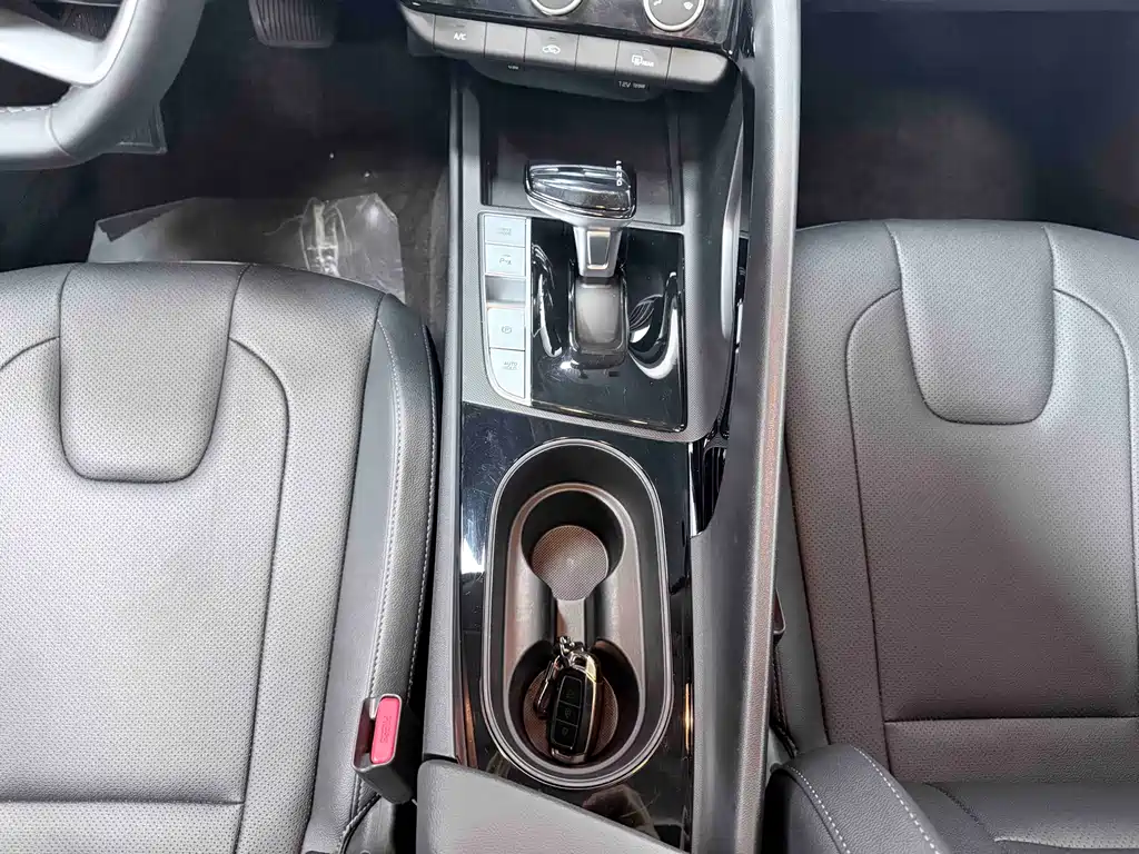 Hyundai Elantra 2023 — фото 14