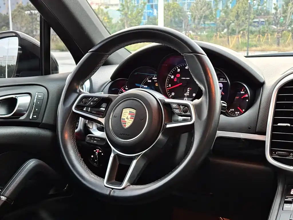 Porsche Cayenne 2016 — фото 18