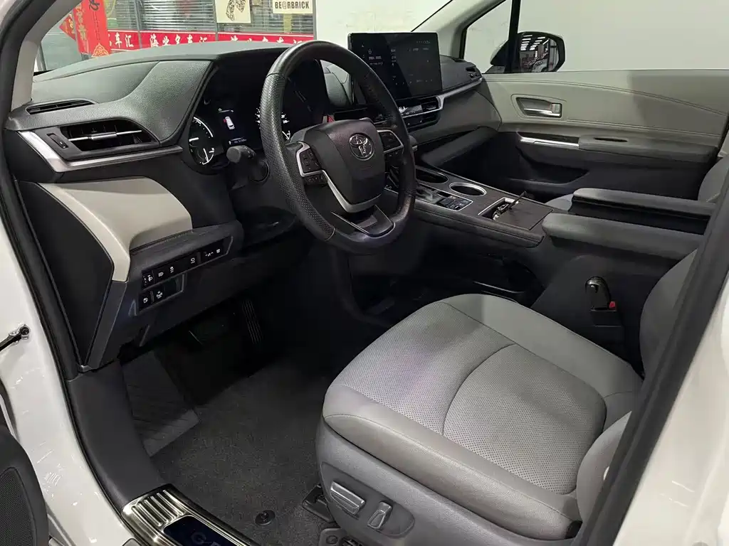 Toyota Granvia 2023
