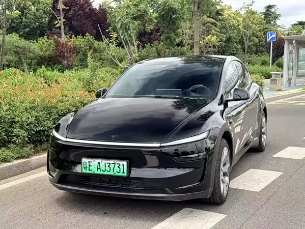 Tesla Model Y L 2025