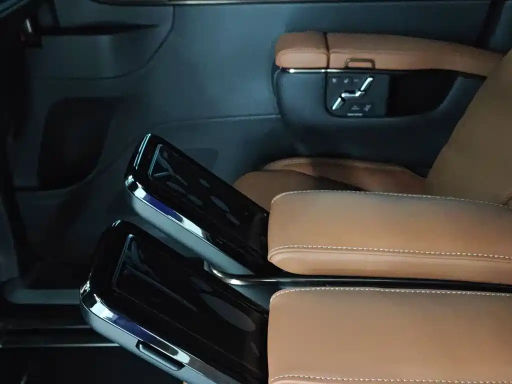 Toyota Alphard — фото 17