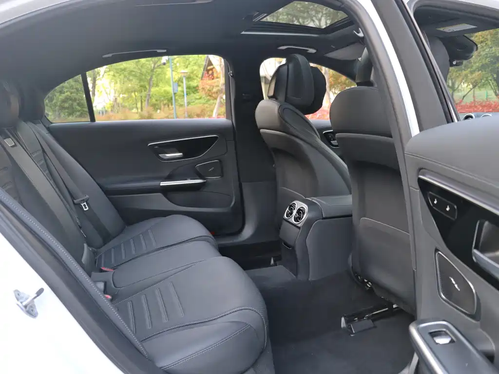 Mercedes-Benz C-Class 2023 — фото 18