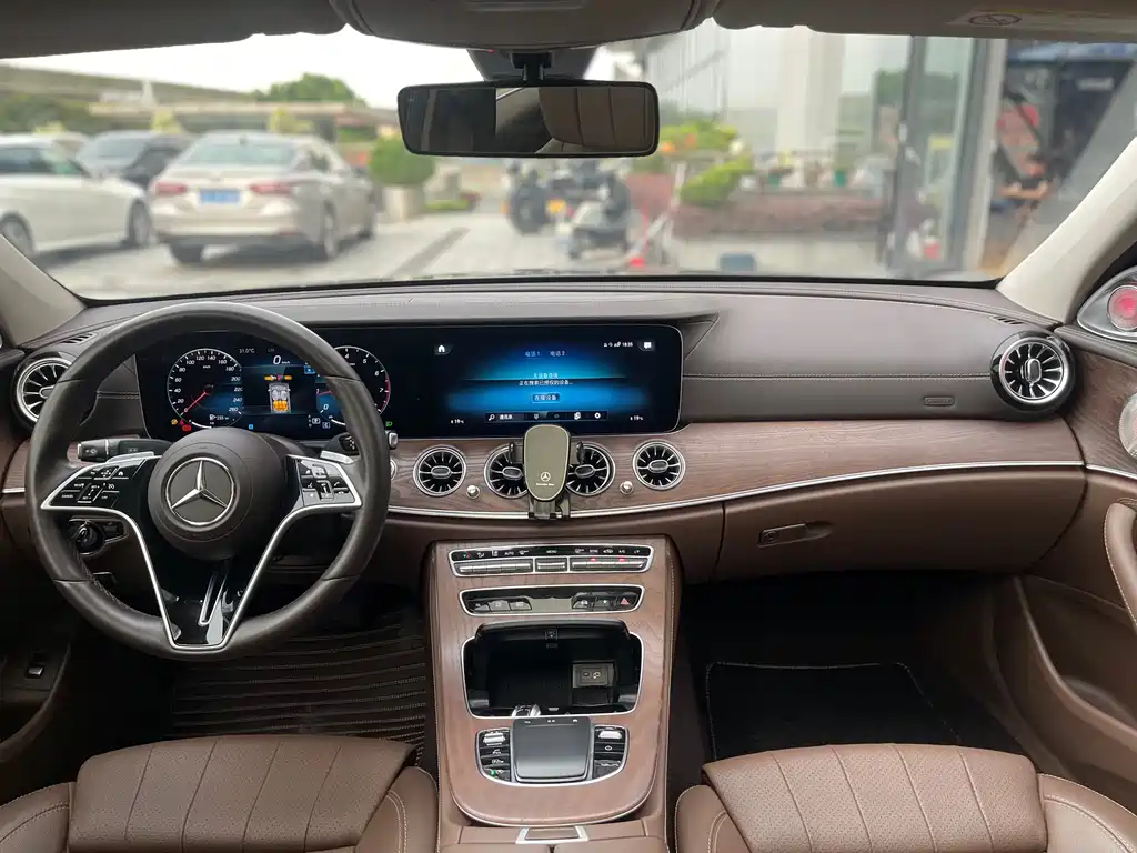Mercedes-Benz E-Class 2023 — фото 12