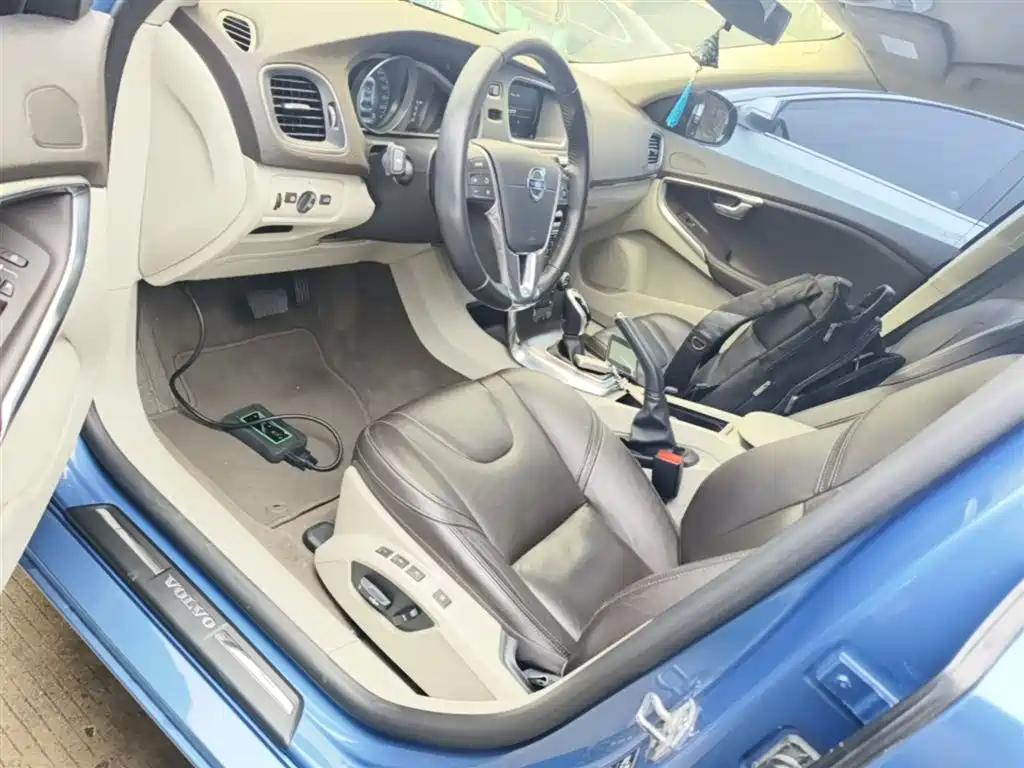Volvo V40 2016 — фото 15