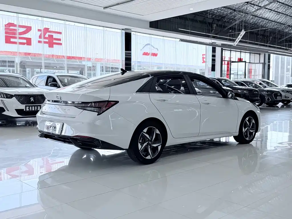 Hyundai Elantra 2023 — фото 16