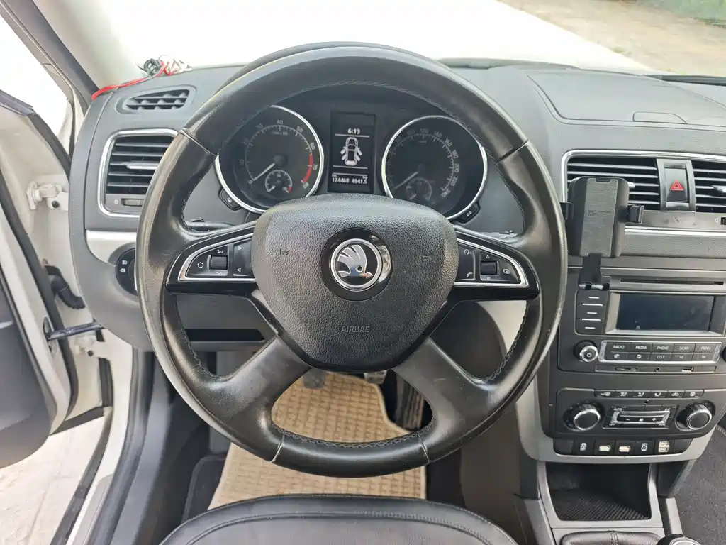 Skoda Yeti 2015 — фото 12