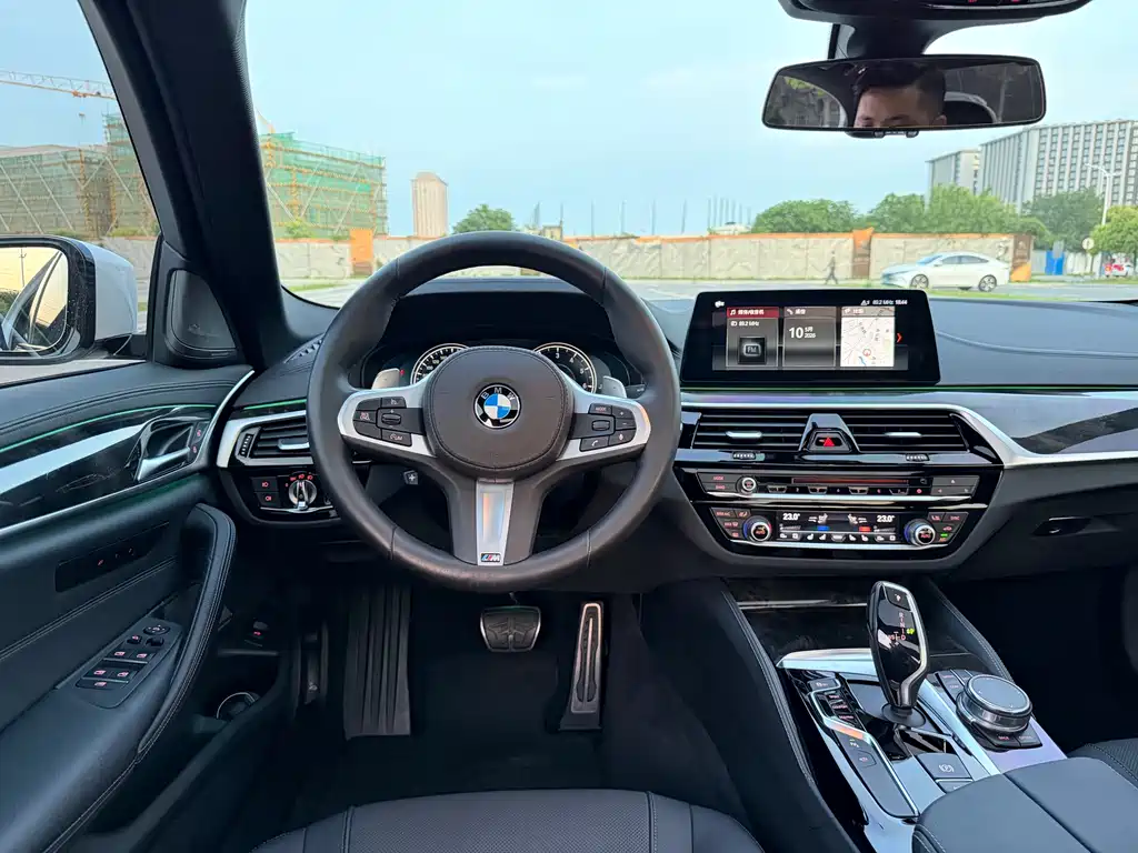 BMW 5 Series 2018 — фото 8
