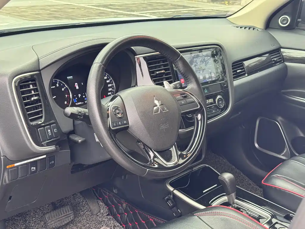 Mitsubishi Outlander 2018 — фото 11