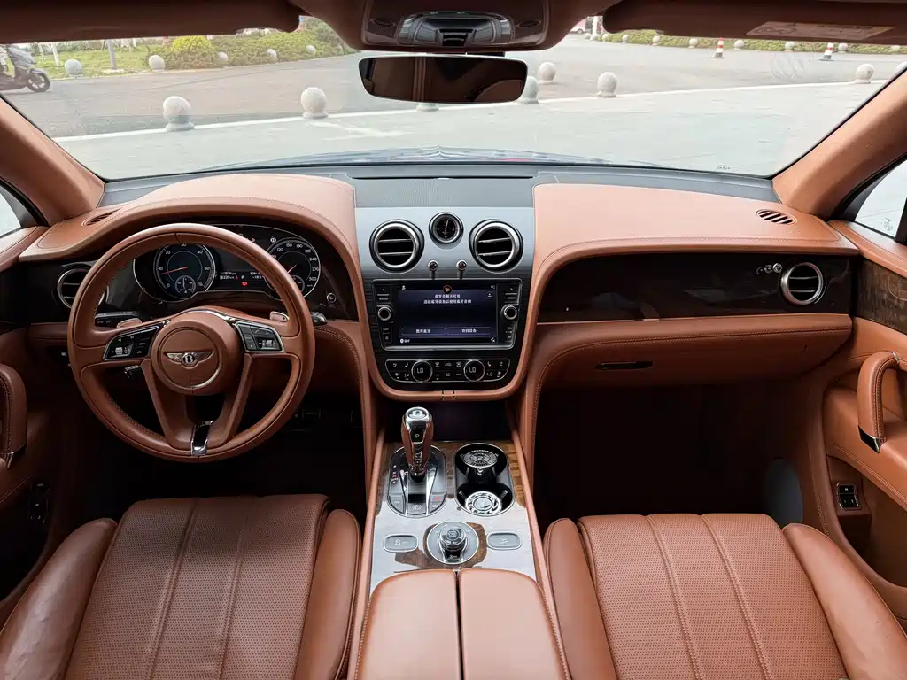 Bentley Bentayga 2019 — фото 14