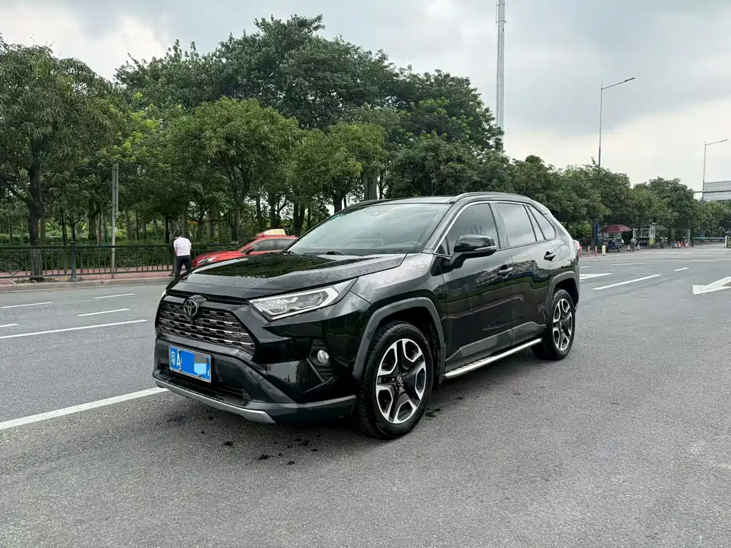 Toyota RAV4 2020 — фото 1