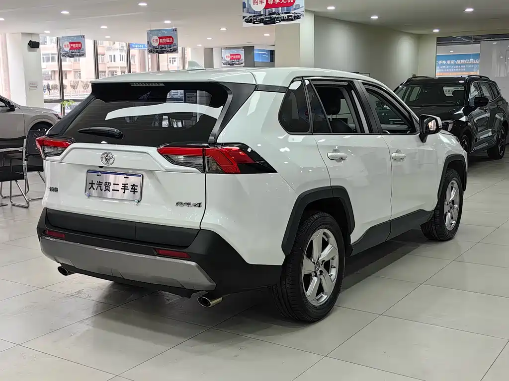 Toyota RAV4 2021 — фото 4