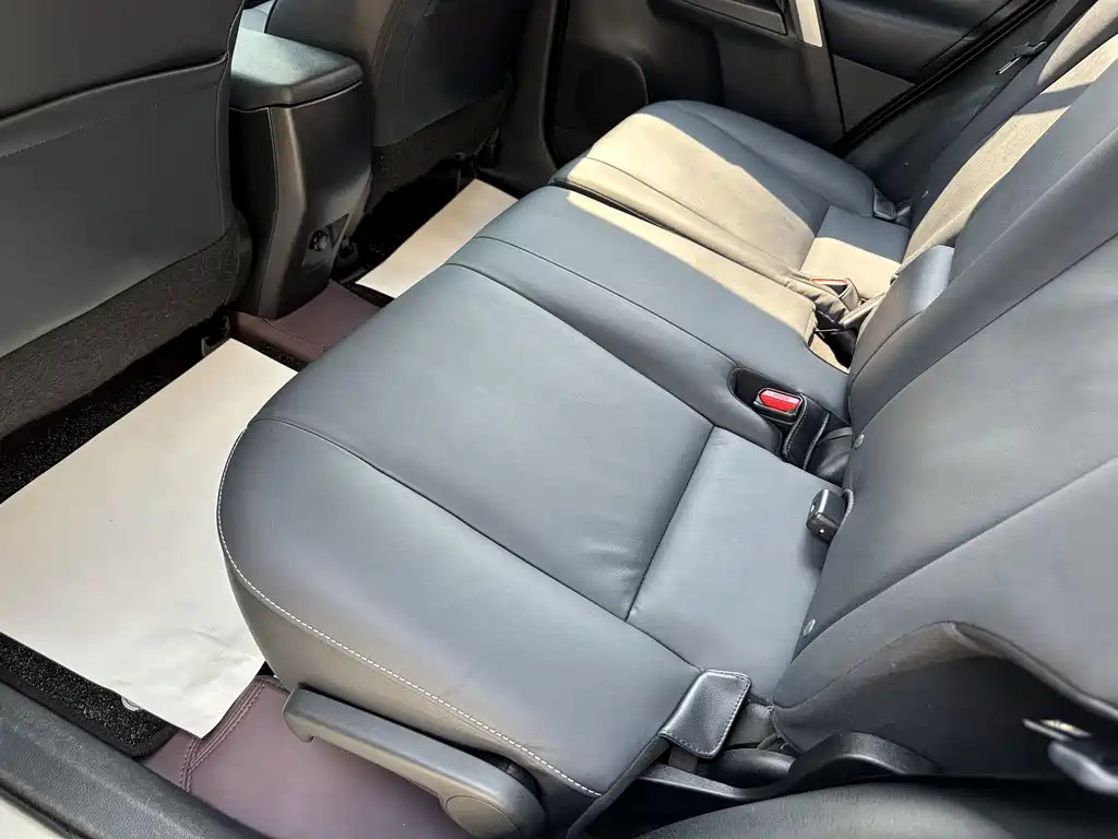 Toyota RAV4 2017 — фото 14
