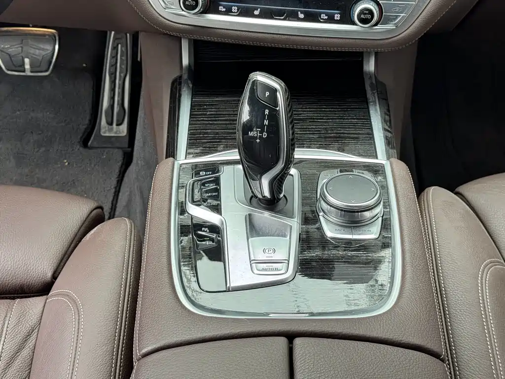 BMW 7 Series 2018 — фото 12