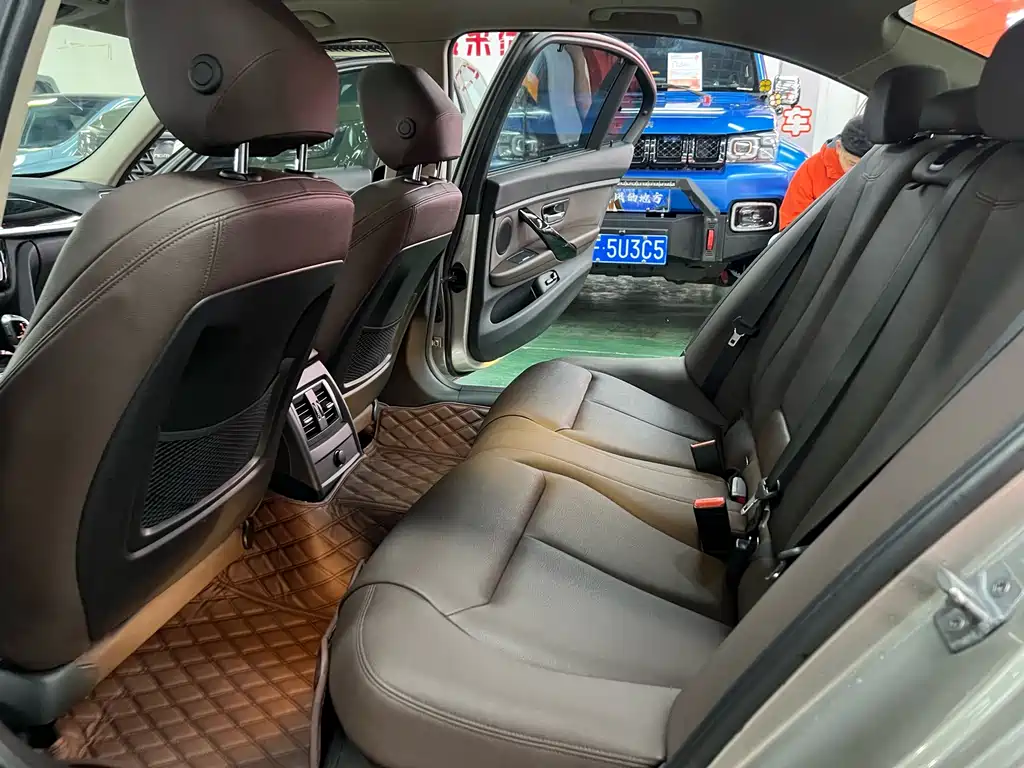 BMW 3 Series 2018 — фото 11