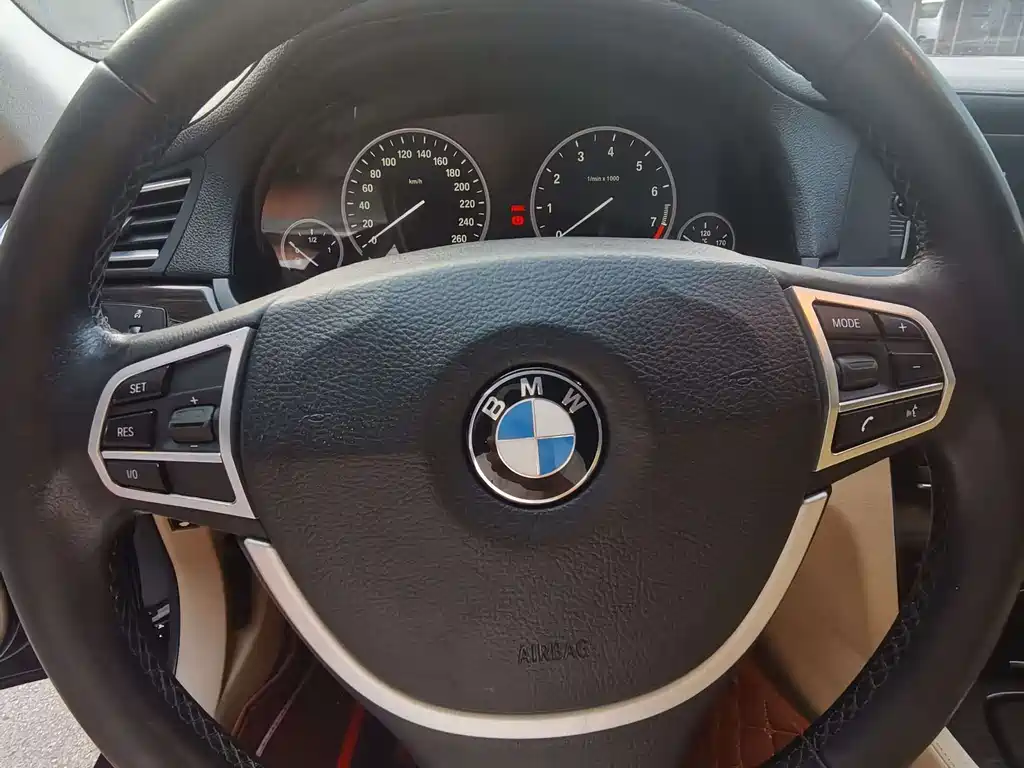 BMW 7 Series 2011 — фото 11
