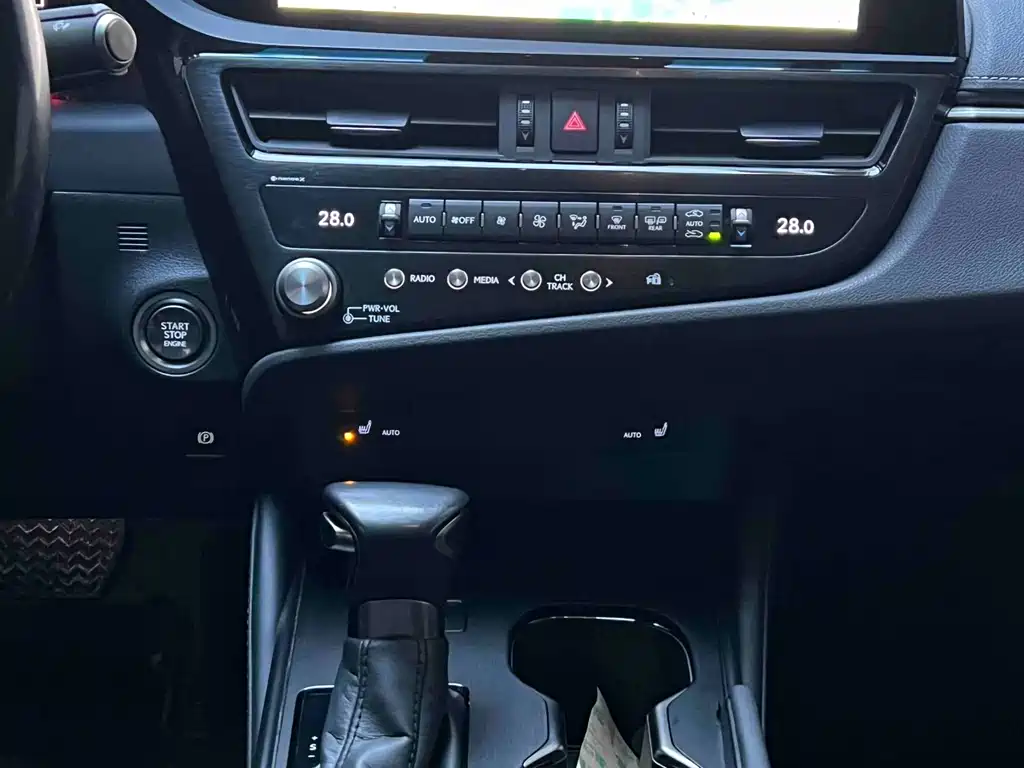Lexus ES 2023 — фото 19